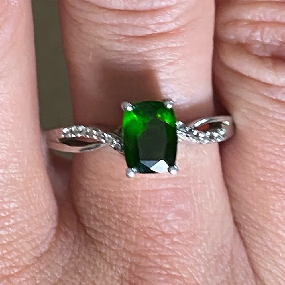 STS - Emerald Green Stone - Sterling Silver 925 Ring with Diamond Detailed band - Picture 11 of 17